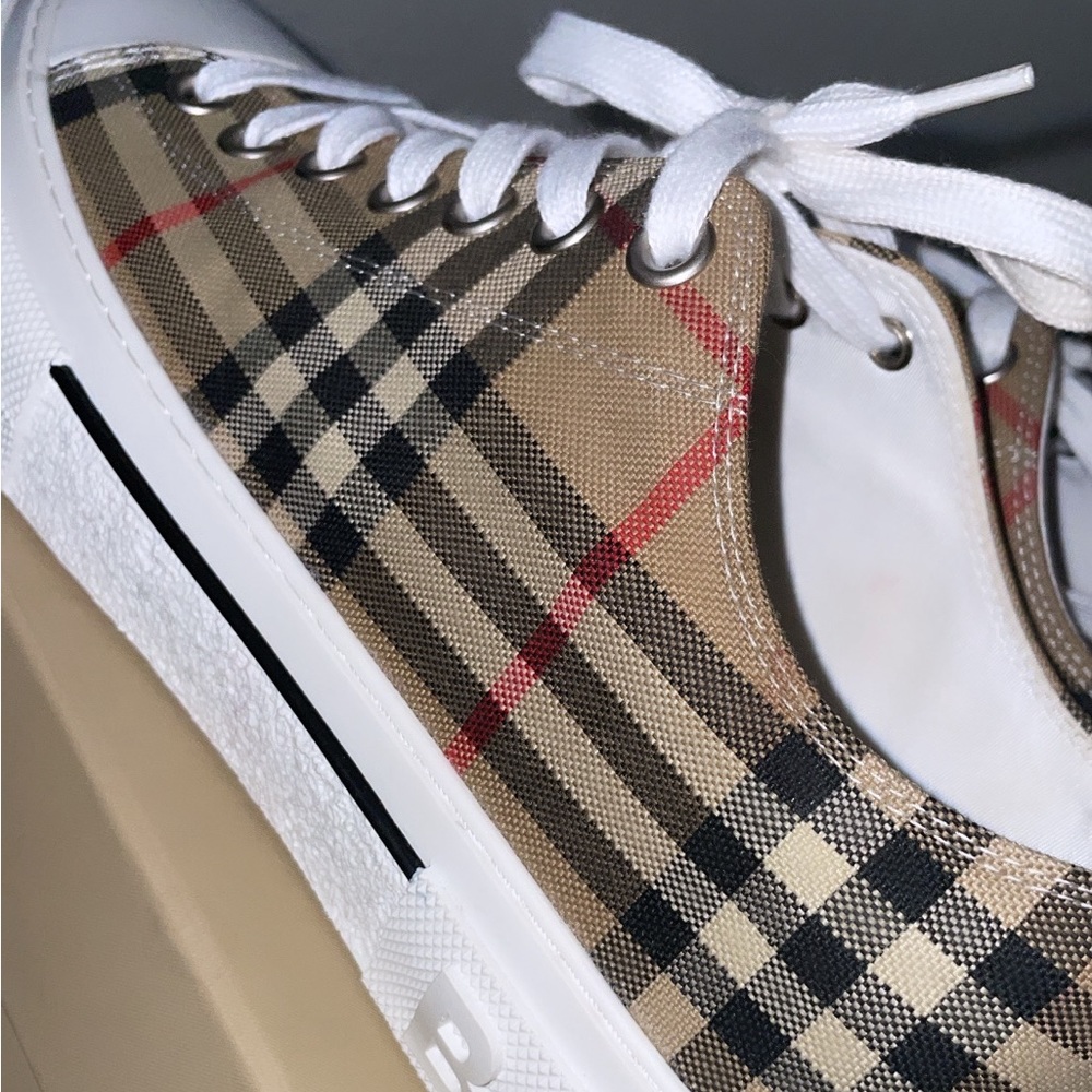 Burberry shoes - Picture 3 of 3